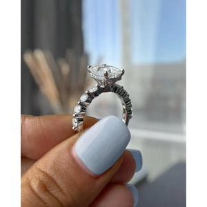 Anillo de compromiso de diamante talla radiante en oro blanco macizo con engaste de puntas, detalles redondos y banda de puntas compartidas, solitario, para aniversario o nupcial - Product Image 2