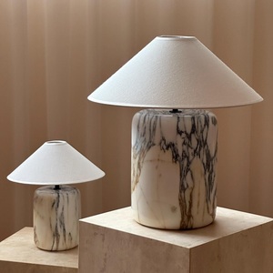 Lámpara de mesa decorativa moderna diseñada para realzar salas de estar, dormitorios y espacios de hostelería boutique con un estilo duradero. - Product Image 4