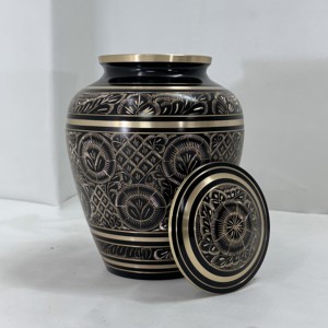 Urna Funeraria Premium Grabada en Negro y Dorado, de Latón, Personalizable con Grabado Floral, para Guardar Cenizas de Adultos - Product Image 4