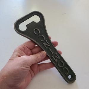 Abridores de botellas magnéticos de metal para la parte trasera del refrigerador, herramienta de cocina práctica para abrir bebidas de forma rápida y sencilla. - Product Image 1