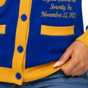 Cardigan SGRHO Doré pour Femme, Pull Tricoté Boutonné à Lettres Grecques, Tenue de Sororité, Mode Collégienne Décontractée, Personnalisable - Product Image 6