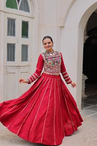 Top Romano Bordado con Diseño Kutchi Gamthi y Lehenga con Encaje Gotal Patti, Listo para Usar, Colección Especial Navratri - Product Image 1