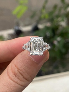 Bague de fiançailles en diamant de laboratoire taille émeraude 5 carats – Bague à trois pierres certifiée IGI - Product Image 2