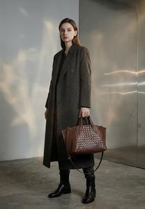 กระเป๋าถือหนังแท้พรีเมียมแบบทอสำหรับผู้หญิง ดีไซน์เรโทรสีแดงเบอร์กันดี พร้อมหูหิ้วคู่ สะพายไหล่ได้ จุของได้เยอะ - Product Image 2