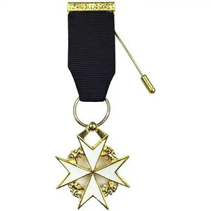Pendentif croix de Malte plaqué or avec étoile et ruban noir pour cérémonies et événements formels - Product Image 1