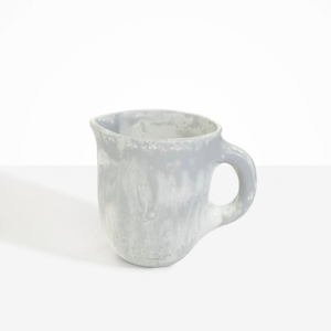 Carafe à eau en résine avec poignée, finition gris marbré, carafe à thé minimaliste sans couvercle - Product Image 1