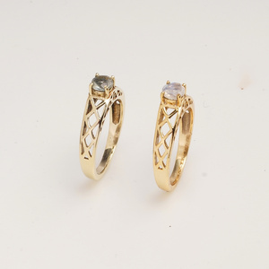 Bague solitaire en topaze bleue, ton or, bande géométrique, minimaliste, faite à la main, élégante, bijoux de créateur pour femme, à porter au quotidien - Product Image 3