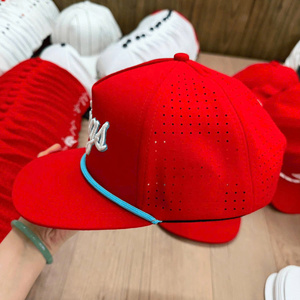 Gorra y sombrero snapback de 5 paneles con logotipo bordado personalizado, tela impermeable, orificios cortados con láser, fabricación OEM premium para exteriores. - Product Image 2