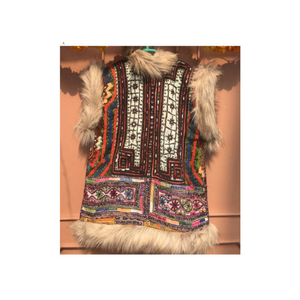 Veste en fourrure Banjara pour femmes, style ethnique tribal bohème, brodée, fausse fourrure vintage, vêtements de créateur pour l'hiver - Product Image 1