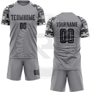 Conjunto de uniforme de fútbol para equipo, camiseta y pantalones cortos de poliéster ligeros para práctica, competición y juego profesional - Product Image 5