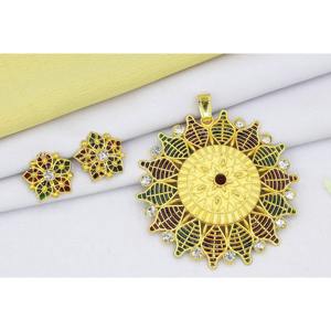 Pendentif designer en alliage de laiton plaqué or avec boucle d'oreille chaîne pendentif ensemble pendentifs bijoux de créateur d'exportation traditionnelle à la mode - Product Image 4