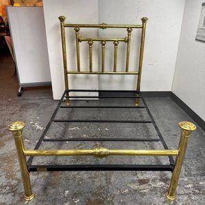 Estructura de Cama de Latón Metálico Resistente con Estructura Estable para una Experiencia de Sueño Confortable - Product Image 1