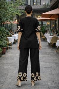 Hermoso Trabajo de Bordado con Hilo sobre Tela Premium para Salwar Kameez de Mujer, Ropa Moderna para Fiestas, Secado Rápido - Product Image 2