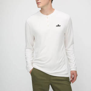 Camisa Henley de nuevo stock con acabado suave y corte relajado para atuendos casuales, camisa Henley ligera - Product Image 4