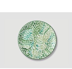 Assiette de service artisanale en mosaïque aqua côtière en nacre, motif floral, incrustation de coquillages, pour la table - Product Image 5