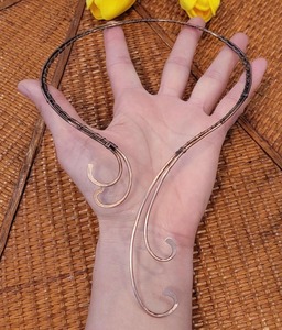 Collier en fil de cuivre fait main LUXE SPIRAL, design en spirale, motif de défilement exquis, bijoux en métal de luxe - Product Image 2