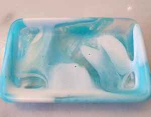 Elegante bandeja de resina para servir, ideal para entretenimientos con estilo, creando una experiencia de servicio elegante con un diseño contemporáneo. - Product Image 5