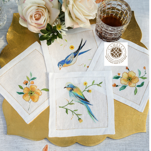 Broderie délicate d'oiseaux sur des serviettes en lin, ajoutant une touche légère d'inspiration naturelle aux repas confortables et aux tables de jardin. - Product Image 1