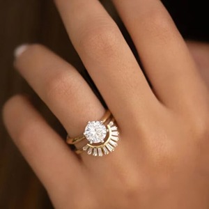 Anillo de Boda de Diseño Único y Minimalista de Oro Amarillo de 14k con 11 Piedras Engastadas en Punta, Banda Curva a Juego y Diamante de Laboratorio de 1.45CT, Regalo para Ella - Product Image 4