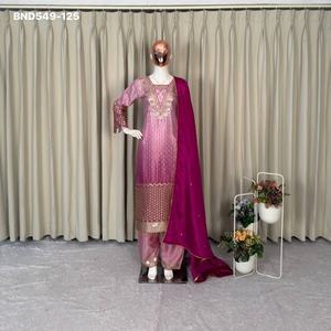 Fabricant indien de costumes Salwaar en tissu Chinon imprimé de qualité export, avec broderies de sequins, de la marque Evergreen Design. - Product Image 1