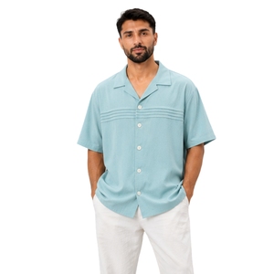 Camisa Casual de Verano para Hombre, Color Azul Cielo, Cuello Campana, Pliegues Horizontales, Manga Corta, con Botones, para Resort, con Logotipo Personalizado, Fabricante OEM - Product Image 1