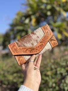 Cartera de Cuero con Grabado Artesanal, Elegante Cartera de Piel de Vaca con Pelaje, Multiusos, Estilo Occidental para Mujer - Product Image 2