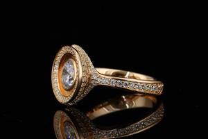 Bague de fiançailles pour femme en or massif 18 carats avec moissanite taille brillant rond, sertie clos, bande pavée de diamants, style classique - Product Image 5