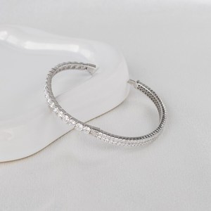 กำไลข้อมือแบบซ้อนได้ทรงอินฟินิตี้ประดับเพชรโมอิสซาไนต์ทรงกลม VVS1 สำหรับผู้หญิง เงินแท้ 925 เครื่องประดับชั้นดี ของขวัญวันครบรอบสำหรับเธอ - Product Image 4