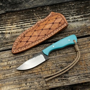 Cuchillo de Caza de Hoja Fija de Acero 1095 Hecho a Mano con Mango de Turquesa y Funda de Cuero Estampado - Product Image 2
