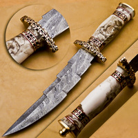Couteau Tracker en Acier Damas Forgé à la Main, Manche Intégral, Lame Fixe pour la Survie en Extérieur et la Chasse, Bord Dentelé, Pointe Tombante, Haute Qualité