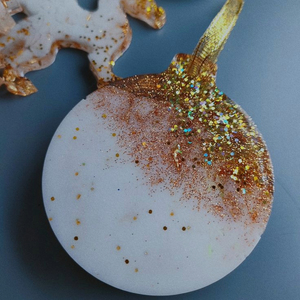 Ornement de Noël en résine scintillante dorée en forme de flocon de neige, fait main, à suspendre, décoration festive pour la maison - Product Image 1