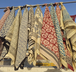 ผ้าซารองพิมพ์ลายบล็อกแฮนด์เมดขายส่ง ผ้าพันตัวแบบอินเดีย ผ้าฝ้ายสำหรับชายหาด ผ้าปาเรโอ ผ้าซารองลายดอกไม้สำหรับฤดูร้อน ผ้าคลุมชุดว่ายน้ำผ้าฝ้าย - Product Image 3