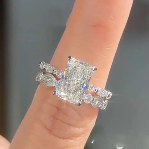 Bague de fiançailles en argent 925 avec moissanite taille radiant et alliance vintage taille ronde plaquée or blanc pour femme. - Product Image 1