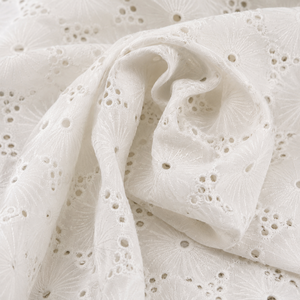Tissu brodé de qualité supérieure conçu pour la mode moderne et les collections de vêtements élégants. Ce tissu présente de belles qualités. - Product Image 3