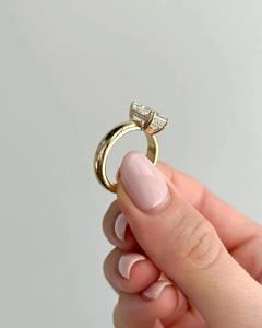 Anillo de compromiso vintage de moissanita de 3.50 CT con corte radiante, plata de ley 925, engaste de doble garra, halo oculto y banda gruesa - Product Image 3