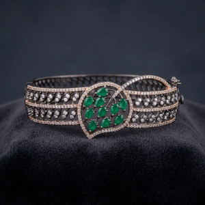 กำไลข้อมือหิน CZ สีเขียวมรกตทำจากทองเหลืองคุณภาพสูงประดับโรเดียมสีดำสร้อยข้อมือสำหรับงานปาร์ตี้สุดหรูแบบคลาสสิก - Product Image 2