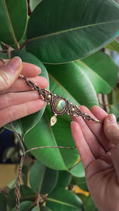 Collar de Macramé Hecho a Mano con Colgante de Labradorita Boho, Cordón Marrón, Cuentas Doradas y Dije de Hoja, Joyería Ajustable de Cristal Curativo al por Mayor - Product Image 5