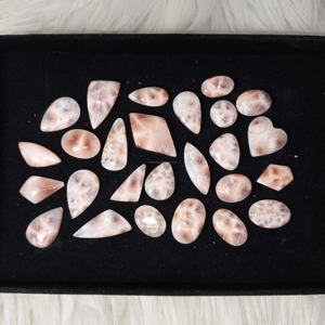 หินอัญมณีธรรมชาติบำบัดขนาด30-50มม. ทำจากหินอัญมณีทรงหลังเบี้ยจากอินโดนีเซีย - Product Image 3