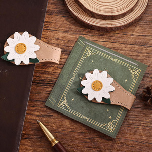 Marcapáginas decorativo de alta calidad con forma de hoja de arce en cuero, compañero perfecto para libros, diarios y agendas, a la venta a bajo precio. - Product Image 2