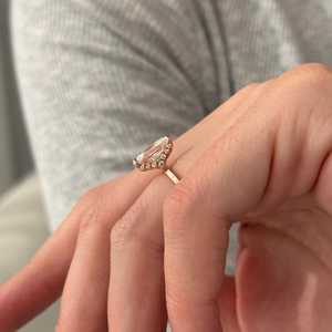 Bague de fiançailles en or jaune 14 carats avec diamant coussin allongé de 3 carats serti sur griffes, bague de mariage unique et délicate, certifiée IGI - Product Image 3