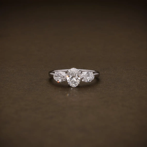 Bague classique à trois pierres en diamant de laboratoire, diamant ovale certifié, or 14K ou 18K, pour fiançailles ou anniversaire - Product Image 1