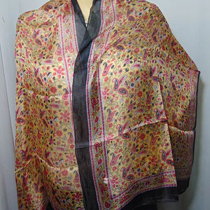 Bufanda Larga de Seda de Alta Calidad con Diseño Paisley Indio, Accesorio de Moda Perfecto para Fiestas, Ideal para Vestimenta Elegante y con Estilo - Product Image 3