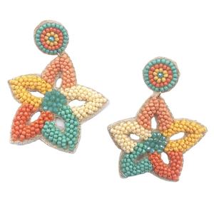 Hermosos pendientes y joyas para las orejas hechas a mano con cuentas de semillas de la mejor calidad, con un diseño magnífico en forma de estrella, impermeables y de colores, procedentes de la India. - Product Image 1