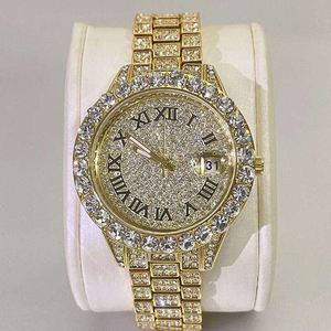 Reloj de Cuarzo Analógico de Lujo en Oro para Mujer, Esfera Completamente Adornada con Diamantes de Imitación, Fecha con Números Romanos - Product Image 1