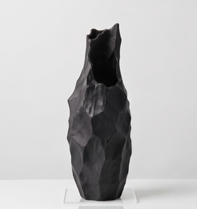 Vase d'art métallique noir de qualité supérieure, surface sculptée irrégulière, élégant support à fleurs pour centres de table de mariage et événements - Product Image 1