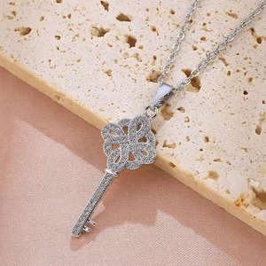 Collar con Colgante de Llave Chapado en Rodio para Mujer, con Circonitas Cúbicas Engastadas, Cadena de Serpiente Clásica de Aleación, para Uso Diario - Product Image 3