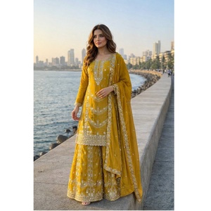 Collection de palazzos en soie Chinon fabriqués en Inde, avec de riches broderies, tenue de créateur pour femme, en vente. - Product Image 1