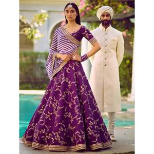 Lehenga Choli de Seda de Morera Bordado en Color Morado para Boda - Product Image 1