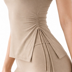 Camiseta de yoga asimétrica sin mangas para mujer, ajustada, ligera y elegante, para gimnasio y fitness. - Product Image 6