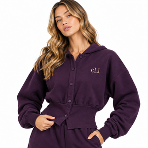 Conjunto de chándal de marca de ropa con capucha y botones delanteros, chaqueta corta y pantalones de pierna ancha de forro polar personalizado para mujer, estilo urbano. - Product Image 2
